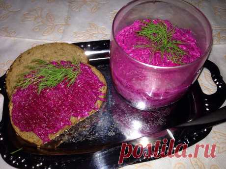 СВЕКЛУШКА-МОЛОДУШКА **Свеколку молодую отварим 30мин, остудим, очистим. *Натереть на средней терке+ творож/сыр+пресс/чесночка+морская соль. *Заправить йогуртом классическим! Закусочка готова. *На черный хлебушек, то что надо !!!.. Ммм...