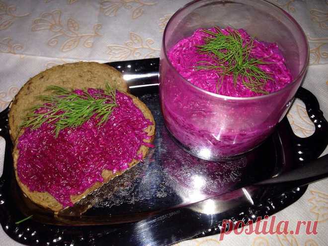 СВЕКЛУШКА-МОЛОДУШКА  **Свеколку молодую отварим 30мин, остудим, очистим. *Натереть на средней терке+ творож/сыр+пресс/чесночка+морская соль. *Заправить йогуртом классическим! Закусочка готова. *На черный хлебушек, то что надо !!!..  Ммм...