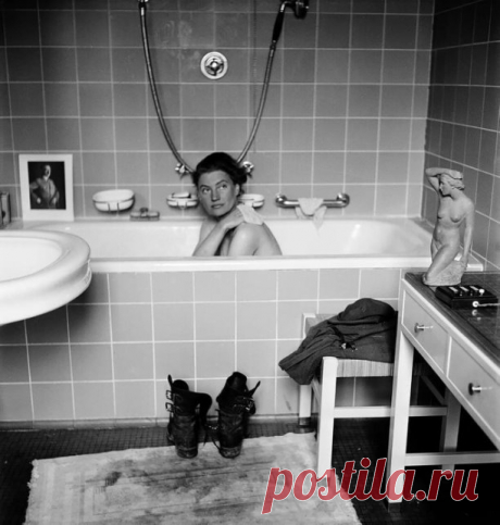 Эта девушка фотограф и модель из США Элизабет Миллер. Во время Второй мировой войны она работала фотокорреспондентом, например, именно она снимала на плёнку освобождение концлагерей Освенцим и Дахау.
А будучи в Мюнхене Эллизабет в течение двух недель жила в мюнхенской квартире Гитлера. Фотография "В ванной Гитлера" сделана 30 апреля 1945 года. Она стала всемирно известной, но реакцию вызвала неоднозначную.