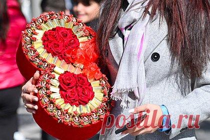 Россиян предупредили о мошеннических схемах к 8 Марта. К 8 Марта мошенники активно запускают различные фейковые сайты и сервисы. Об этом россиян в беседе с «Лентой.ру» предупредил руководитель центра мониторинга внешних цифровых угроз Solar AURA группы компаний «Солар» Александр Вураско. Среди них выделяются поддельные магазины и сервисы доставки цветов.