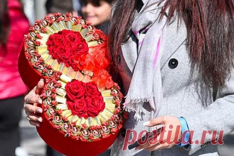 Россиян предупредили о мошеннических схемах к 8 Марта. К 8 Марта мошенники активно запускают различные фейковые сайты и сервисы. Об этом россиян в беседе с «Лентой.ру» предупредил руководитель центра мониторинга внешних цифровых угроз Solar AURA группы компаний «Солар» Александр Вураско. Среди них выделяются поддельные магазины и сервисы доставки цветов.