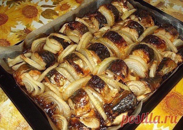 Скумбрия запеченная в духовке. 

Попробовав один раз, теперь постоянно эту рыбку делаю именно так! Вам понадобится: 
1. Скумбрия свежемороженная - 1 кг. (три рыбки) 
2. Лук - чем больше, тем лучше! (у меня уходит пять хороших луковиц) 3. Майонез 
4. Кетчуп (использую кетчуп 