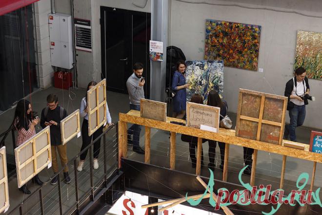 Флакон - это активное, уютное место, расчитанное на молодых, креативных людей. Я очень хотела показать свою живопись активным и талантливым молодым людям и получить от них отзыв о своём творчестве. Для этого и нужно устраивать выставки, чтобы получать обратную связь и чтобы люди увидели картины, над которыми я работала много лет.