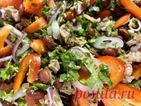 САЛАТ "ТБИЛИСИ" ПОШАГОВЫЙ РЕЦЕПТ С ФОТО 

Как известно, грузинская кухня очень богата простыми в приготовлении, очень вкусными и при этом замечательно выглядящими на столе блюдами. 

В этом салате присутствует очень удачное сочетание ингредиентов и пикантной ароматной заправки. Использование приправы хмели-сунели, придает блюду характерный насыщенный вкус.