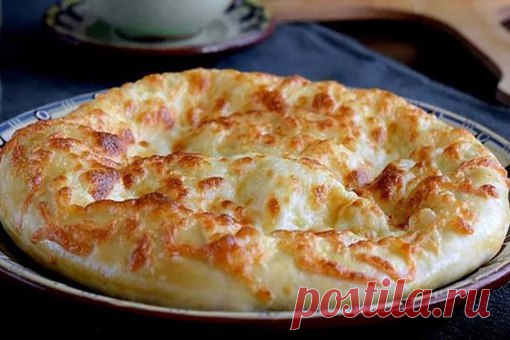 Хачапури - самый лучший рецепт! 
РЕЦЕПТ:
Мука - 3 стакана
Кефир - 1 стакан
Яйцо - 2 штуки
Сахар - 1 чайная ложка
Соль - 1 чайная ложка
Сода - 0,5 чайной ложки
Масло растительное - 1 столовая ложка
Сыр твёрдый - 400 грамм
Масло сливочное - 50 грамм.
ПРИГОТОВЛЕНИЕ:
1. В кефир добавить 1 яйцо, соль, сахар, растительное масло и всё хорошо перемешать.
2. В 2 стакана просеянной муки добавляем соду, перемешиваем и соединяем с кефиром. Замешиваем мягкое тесто, посыпая понемногу ос...