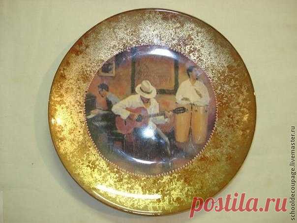 Декупаж и травление потали 
Автор: Школа декупажа (schooldecoupage) 

При имитации золочения используют следующие материалы: клеящий состав для потали ( водные, спиртовые или масляные морданы или молочко) материал имитирующий золото, медь или серебро (поталь в листах, поталевая крошка, поталь в рулонах и т.д.) и шеллак, или спиртовой лак для защиты потали. 

Перед началом работы поверхность, которую планируют позолотить, шлифуют наждачной бумагой, удаляют все неровности, ш...