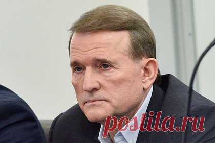 Медведчук и три депутата остались без мандатов на Украине. Верховная рада Украины лишила мандатов оппозиционного политика Виктора Медведчука, а также депутатов Тараса Козака, Андрея Деркача и Рената Кузьмина. «Рада лишила мандатов из-за потери гражданства: Виктора Медведчука — 320 голосов "за", Тараса Козака — 317 голосов "за"», — заявили в Раде.