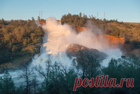 В одной из крупнейших плотин США образовалась промоина. В результате почти 200 000 человек пришлось срочно эвакуировать.
