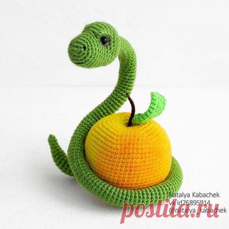Змейка на яблоке крючком. Амигуруми схемы и описания. Автор: Наталья Кабачек | IRINELY.ART