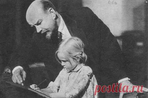 Потомки Ильича: были ли у Ленина дети Если верить официальной информации, Ленин и его супруга Надежда Крупская так и не стали родителями. Однако находятся те, кто приписывает Владимиру Ильичу нескольких внебрачных отпрысков. Одного из них, к примеру, звали Андрей Арманд. Любовная связь с его матушкой — революционеркой Инессой Арманд в то время не была тайной. Среди историков существовала гипотеза, что младший отпрыск женщины на самом деле был сыном Ленина, а вовсе не её вт...