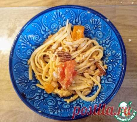 Паста с соусом мухаммара. Мухаммара - вкусный ближневосточный соус из запечённых перцев и грецких орехов. Соус универсален.. Он прекрасно подходит как к запеченному картофелю, так и к креветками, к мясу и к овощам. В данном случае, предлагается перемешать его с пастой. Сыр рикотта усиливает натурально сладковатый, ореховый, пряный вкус соуса.