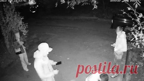 В Крыму грабителя, укравшего у пенсионерки сумку, задержали двое спортсменов-борцов. В Севастополе спортсмены поймали грабителя, который отобрал сумку у пенсионерки. Об этом рассказали в группе клуба единоборств &quot;Альянс&quot; во &quot;ВКонтакте&quot;. 7 ноября неизвестный сорвал сумку с плеча пожилой женщины, ...