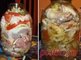 КУРИЦА В БАНКЕ — ПРОСТО И БЕЗУМНО ВКУСНО!  Курица готовится в банке без воды и масла, в собственном соку. Ароматы по дому летают фантастические. Семья дождаться не может, когда же наконец блюдо будет готово.  Курица в банке — это ближе всего именно к русской кухне. Ну и что, что не в глиняном горшке она готовится? У многих они есть, в наше-то время? Зато такой способ приготовления — остроумный и очень удобный. Потому что курица в банке готовится практически сама, без участия хозяйки.