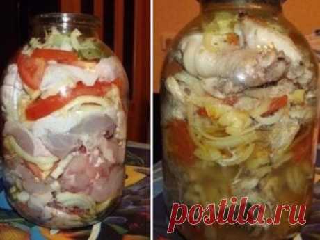 КУРИЦА В БАНКЕ — ПРОСТО И БЕЗУМНО ВКУСНО!  Курица готовится в банке без воды и масла, в собственном соку. Ароматы по дому летают фантастические. Семья дождаться не может, когда же наконец блюдо будет готово.  Курица в банке — это ближе всего именно к русской кухне. Ну и что, что не в глиняном горшке она готовится? У многих они есть, в наше-то время? Зато такой способ приготовления — остроумный и очень удобный. Потому что курица в банке готовится практически сама, без участия хозяйки.