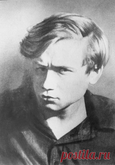 ДНЕВНИК ЛЕВЫ ФЕДОТОВА, СОВЕТСКОГО ШКОЛЬНИКА-ПРОРОКА Обычный советский школьник Лёва Федотов имел вполне заурядное увлечение – он вел дневник, в котором записывал все события и свои мысли. Но когда спустя годы эти дневники прочитали – они вызвали настоя…