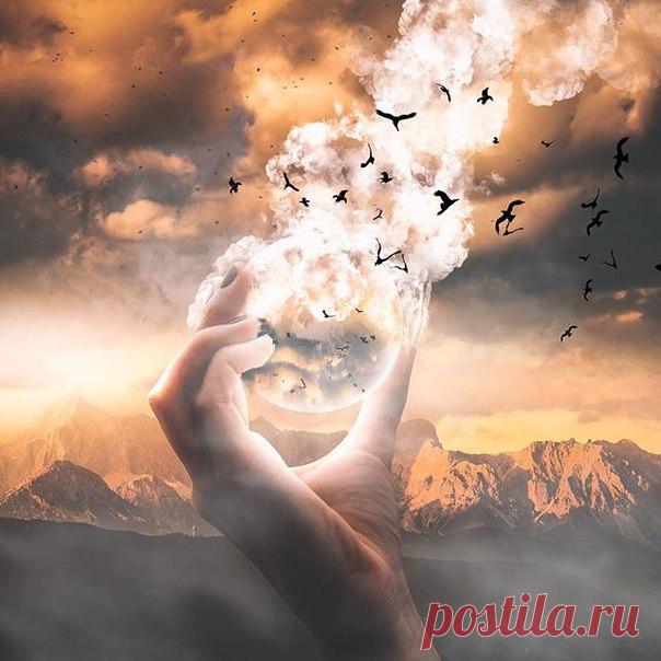 Время проходит. Проходит, а врали, что лечит... Или, быть может, раны глубокие очень. Если однажды вернется, я вряд ли отвечу. Прошлое - в прошлом. На этом, пожалуй, закончим... Надо найти в себе силы себе же признаться: То, что однажды спасали, уже не спасешь...