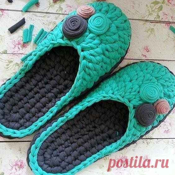 Такие миленькие и уютные тапочки можно связать из трикотажной пряжи себе или на подарок.






И совсем необязательно покупать для них трикотажную пряжу - она дорогая! Ее можно нарезать самим из старой трикотажной одежды- мы расскажем, как!


ВАМ ПОТРЕБУЕТСЯ: ( по описанию) -трикотажная пряжа Maccheroni ( восстановленный хлопок 90%, полиэстер 10% 0 1 моток бирюзовой и 1 моток меланжевой, крючок номер 6.


ИЛИ: старые майки, ночнушки или платья из тонкого хлопка или смесово...