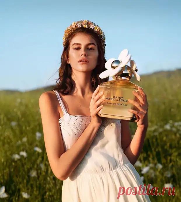 Кайя Гербер в белом платье снялась для новой рекламной кампании известного бренда