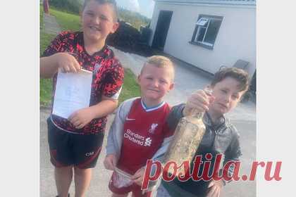 Дети нашли переплывшее Атлантический океан послание в бутылке. В Ирландии три брата нашли послание в бутылке, переплывшей Атлантический океан. Оказалось, что автор послания — рыбак из Канады Крейг Дровер, который выбросил бутылку в воду у берегов Ньюфаундленда. В послании он оставил свою почту и координаты судна в момент выброса емкости.