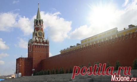 Кремлевские куранты: история и современность!!!
Неотъемлемым атрибутом Красной площади являются часы на Спасской башне Кремля. 

 Без них мы не представляем себе встречу Нового года, по ним отмеряем московское время. А ведь у кремлевских курантов довольно бурная история, которая началась 700 лет назад… 

Человек с молотом и небесный циферблат 

 Первые башенные часы в Кремле появились в XIV в. при Великом князе Василии I. Они представляли собой сложный механизм