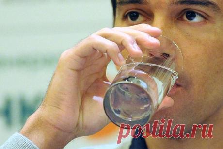 Улучшить работу мозга и справиться со стрессом поможет стакан воды // KP.RU