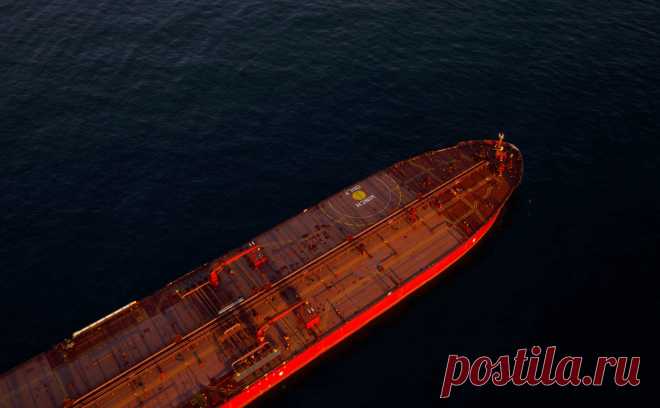 Федун назвал дедлайн для перестройки нефтяного экспорта России. Из-за экологического плана ЕС, предполагающего запрет на продажу машин с двигателями внутреннего сгорания с 2035 года, российским нефтяникам придется искать новые рынки сбыта. Об этом заявил вице-президент ЛУКОЙЛа Леонид Федун