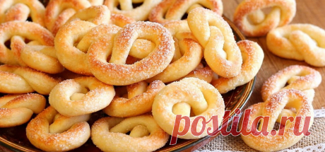 Вкусно и просто. Сахарные крендельки из творога Предлагаем рецепт простой, легкой, очень вкусной выпечки к семейным чаепитиям. Посыпать печенье можно сахаром, корицей с сахаром, измельченными орехами, кунжутом.