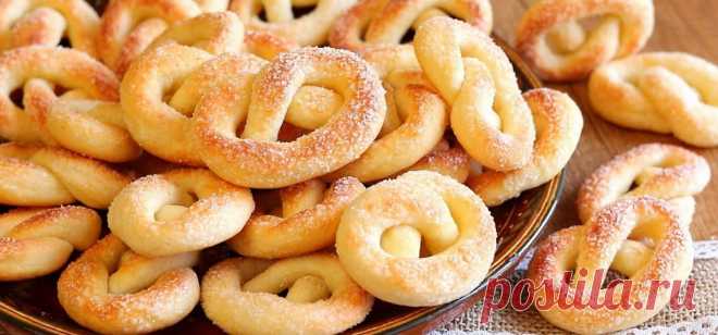 Вкусно и просто. Сахарные крендельки из творога Предлагаем рецепт простой, легкой, очень вкусной выпечки к семейным чаепитиям. Посыпать печенье можно сахаром, корицей с сахаром, измельченными орехами, кунжутом.