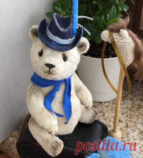 Plumelet By Elena Kirillova Plumelet By Elena Kirillova - BearPlumelet Convenient, touching and absolutely tame bear! His height of 13 cm (5.1in) (Sitting). It is sewed Manually from faux fur. Fastening - 5 cotter pins. The head on the shaking cotter pin. The bear is filled with wooden sawdust, wool both Marble sand and a sea ...