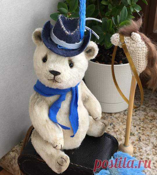 Plumelet By Elena Kirillova Plumelet By Elena Kirillova - BearPlumelet Convenient, touching and absolutely tame bear! His height of 13 cm (5.1in) (Sitting). It is sewed Manually from faux fur. Fastening - 5 cotter pins. The head on the shaking cotter pin. The bear is filled with wooden sawdust, wool both Marble sand and a sea ...