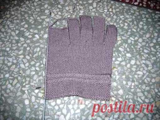 Оригинальный способ вязания перчаток
подробный мастер-класс здесь - http://www.liveinternet.ru/users/nelli1710/post346420..