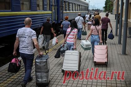 Британский священник назвал украинских беженцев неблагодарными. Британский священнослужитель Джонатан Блейк назвал беженцев с Украины неблагодарными. По словам 65-летнего викария, он приютил в своем доме в лондонском районе Уэллинг украинскую пару с тремя детьми. Он украсил жилье на сумму 2500 фунтов стерлингов и зарегистрировал украинцев у местного терапевта.