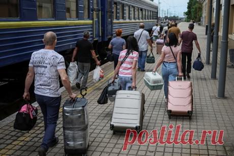 Британский священник назвал украинских беженцев неблагодарными. Британский священнослужитель Джонатан Блейк назвал беженцев с Украины неблагодарными. По словам 65-летнего викария, он приютил в своем доме в лондонском районе Уэллинг украинскую пару с тремя детьми. Он украсил жилье на сумму 2500 фунтов стерлингов и зарегистрировал украинцев у местного терапевта.