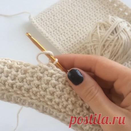 Узор по кругу 📣
#shoddi_video
.
Основные моменты:
&gt;Любое количество петель
&gt;Нить перед крючком ВСЕГДА!
&gt;Вяжем столбиками без накида в раскол.
.
Понравился узор?