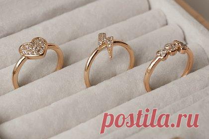 Преступник с игрушечным пистолетом ограбил ювелирный магазин. В Индии преступник, вооруженный игрушечным пистолетом, ограбил ювелирный магазин на сотни тысяч рупий. Мужчина забрал множество золотых и серебряных украшений, после чего поспешно скрылся. Полиция искала преступника пять дней и, просмотрев записи более чем с 200 камер видеонаблюдения, смогла его идентифицировать.