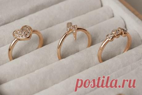 Преступник с игрушечным пистолетом ограбил ювелирный магазин. В Индии преступник, вооруженный игрушечным пистолетом, ограбил ювелирный магазин на сотни тысяч рупий. Мужчина забрал множество золотых и серебряных украшений, после чего поспешно скрылся. Полиция искала преступника пять дней и, просмотрев записи более чем с 200 камер видеонаблюдения, смогла его идентифицировать.