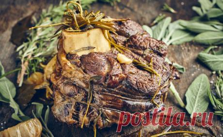 Запеченная задняя голяшка («шрир ахори») с луком шалот, шалфеем и розмарином