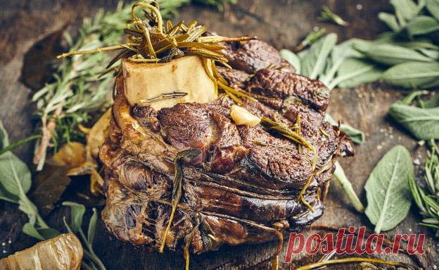 Запеченная задняя голяшка («шрир ахори») с луком шалот, шалфеем и розмарином