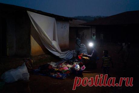 Найден новый способ получения электричества. Житель Сьерра-Леоне Джереми Торонка разработал специальную установку, которая позволяет обеспечить электричеством тысячи домов без особых усилий и вреда природе. Молодой человек нашел способ производства «чистой» энергии из вибраций в окружающей среде. Его устройство уже дало электричество 1,5 тысячам человек.