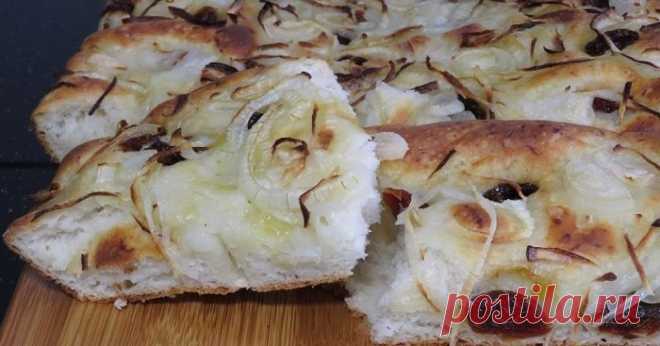 Аппетитная луковая фокачча - Вкусные рецепты - медиаплатформа МирТесен Представляем вашему вниманию рецепт очень вкусной выпечки, которая понравится многим. Существует множество различных вариантов фокаччи: как сладкой, так и соленой. Предлагаем вам приготовить ее с луком. Несмотря на простую начинку, этот пирог настолько вкусный, что от него сложно оторваться. Он...