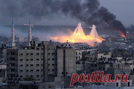 Опасность снарядов с белым фосфором объяснили. Применение снарядов с белым фосфором вызывает пожары и ведет к большому количеству жертв среди мирного населения, сообщил директор Музея войск противовоздушной обороны, полковник в отставке Юрий Кнутов. Высокая температура горения фосфора способствует воспламенению других горючих веществ, вызывая пожары.