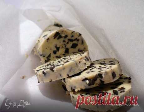 Закусочный рулет-соус из сливочного масла с черными маслинами. Ингредиенты: сливочное масло, маслины, чеснок