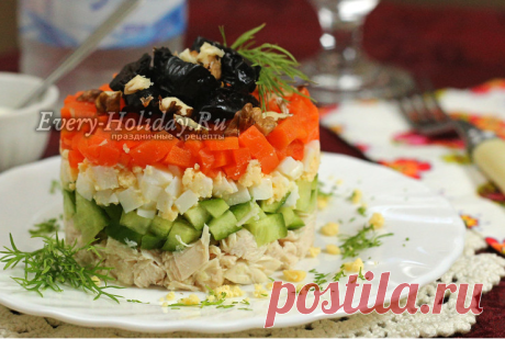 Салат "Прага" с курицей и черносливом