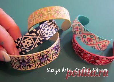 Браслеты из палочек для мороженого.