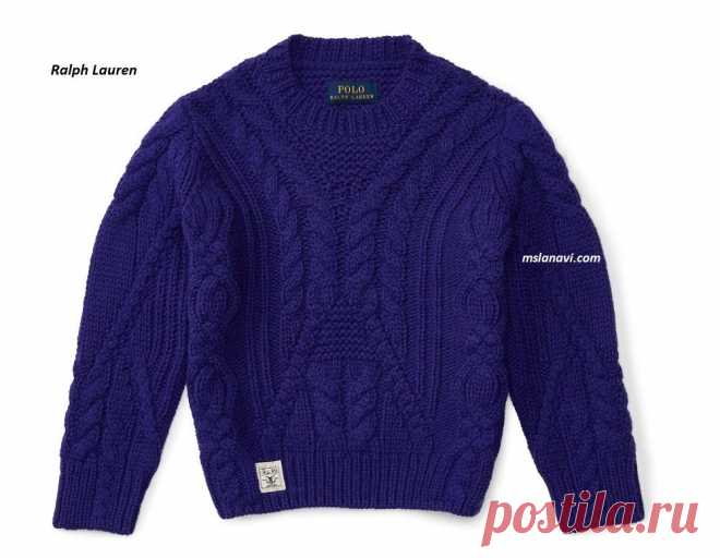 Вязаный свитер спицами от Ralph Lauren - Вяжем с Лана Ви Вязаный свитер спицами от Ralph Lauren — укороченная дизайнерская модель со множеством узоров. Очень эффектный свитер за счет красивого синего цвета, необычной комбинации аранов и простых узоров. Модель имеет классический крой, рукава с проймой и круглую горловину. Свитер укороченный, в отличие от классической длины. Рукава обычные. Все детали связаны с обычной резинкой 1 лицевая петля к 1-й изнаночной, но […]