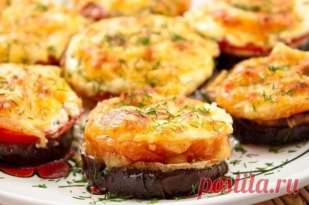 БАКЛАЖАНЫ ЗАПЕЧЕННЫЕ С СЫРОМ И ПОМИДОРАМИ.

Нежные, ароматные баклажаны под корочкой сыра. Ммм! Очень вкусно.

Ингредиенты:
Баклажаны 500 гр.
Помидоры 500 гр. 
Сметана 200 гр. 
Сыр твердый 100 гр.
Чеснок 3 зубчика 
Соль, перец, масло оливковое по вкусу 
Зелень

Приготовление:
1. Баклажаны нарезать кружочками и выложить в форму, в которой будете выпекать их, смазанную маслом или на пергамент. (предварительно я нарезанные на кружочки баклажаны натираю солью и оставляю минут ...