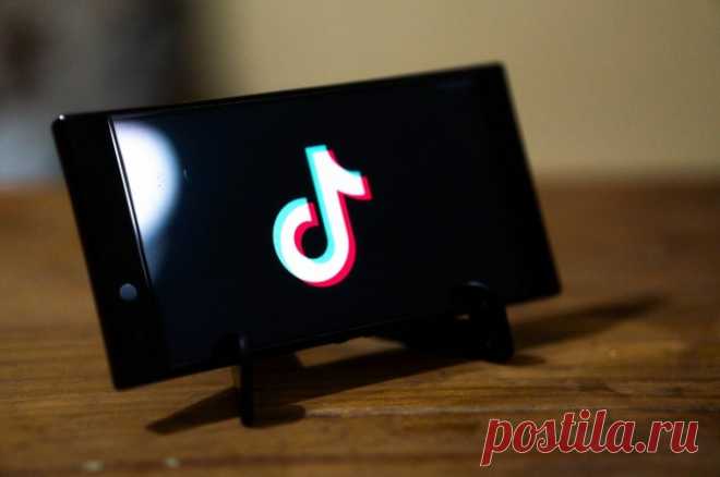 Роскомнадзор рассматривает возможность блокировки TikTok. Приложение продолжает работать в России, но в нем доступны ролики двухлетней давности.