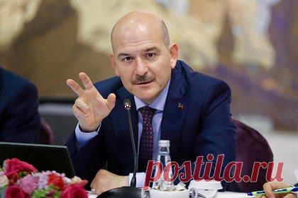 Глава МВД Турции рассказал о давлении США ради получения личных данных сирийцев. Глава МВД Турции Сулейман Сойлу заявил, что с первого месяца работы на посту ощущал давление со стороны США. По словам министра, власти страны оказывали на него давление, чтобы получить биометрические и идентификационные данные сирийцев в Турции. «Я сказал, что не даю, и мы не дали [личные данные]», — рассказал он.