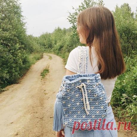 🌿Доброго дня 🌿 Почти совсем нет моих фото в профиле, исправляюсь. Правда фото со спины, но не все сразу 😅💛😎 Зато есть возможность разглядеть мой голубенький рюкзачок. Я назвала эту модель Grace 💛 Очень мне нравится это имя! Кстати, если не хотите терять меня из виду  и мучительно листать ленту, чтобы увидеть новый пост, просто подпишитесь на уведомление о публикациях в верхнем правом углу или ставьте лайки и комментируйте чаще! 💛