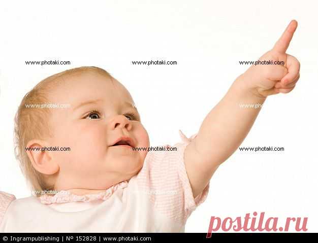 фото Маленькая девочка показывает пальцем на белый backgroundsmall девочка показывает пальцем вверх на белом фоне